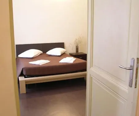 Happy In Bed & Breakfast Rom